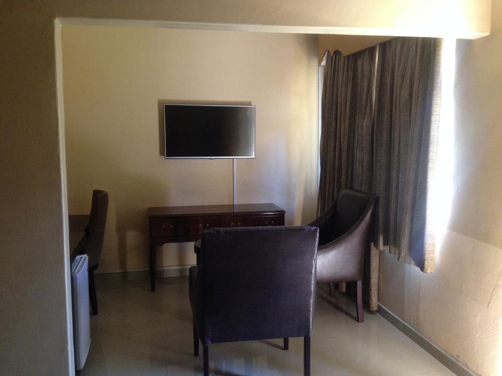 Kadoma Hotel & Conference Centre Luaran gambar